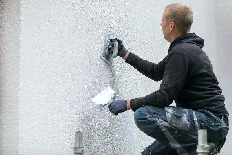 Hier zijn we bezig met een buitenmuur stucen in Veenendaal.