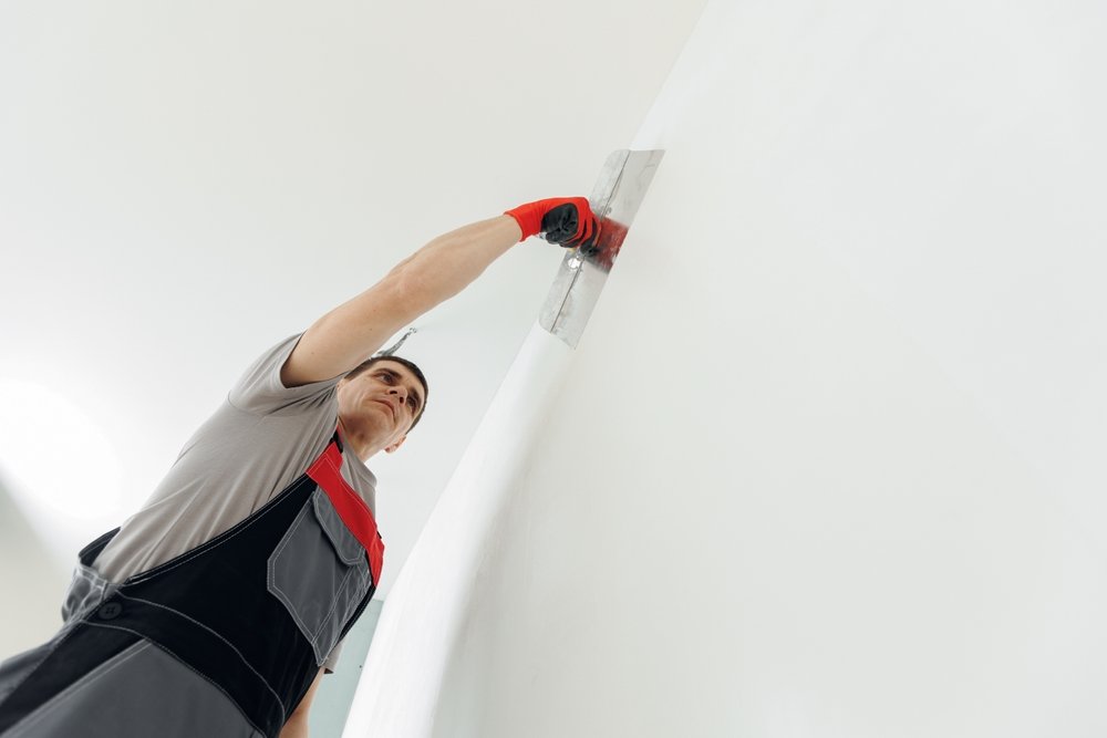 Onze stukadoor is de muren van een woning in Veenendaal aan het voorzien van sierpleister.